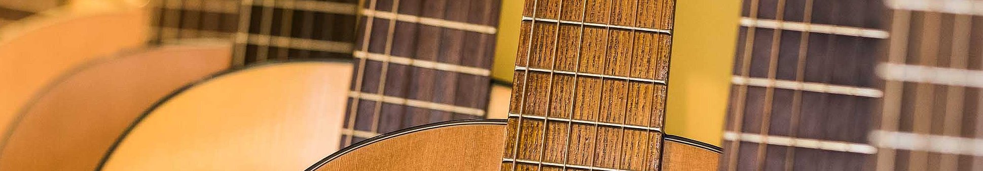 Detail akustischer Gitarren in einem Musikalienhandel