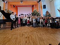 Mitwirkende des Nikolauskonzertes beim Gruppenfoto vor der Musikschulbühne.