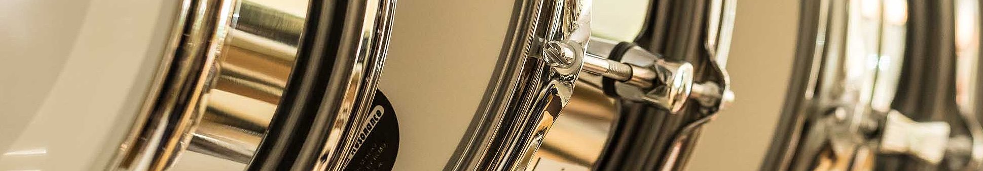 Verschiedene Snaredrums in der Auslage eines Musikalienhandels