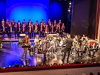 Akkordeonorchester begleitet Solo-Saxophonisten