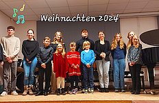 Mitwirkende der Klasse Lörzer beim Schlussapplaus