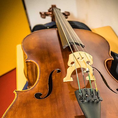 Ein Cello liegt auf einem Tisch
