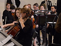 Eine Cello-Schülerin und ihre Lehrerin spielen ein Konzert für 2 Celli gemeinsam mit der Kammerphilharmonie.