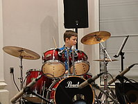 Ein Musikschüler bei seinem Auftritt am Schlagzeug im Musikschulkonzert.
