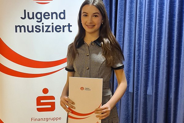 Schülerin mit Urkunde