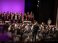 Akkordeonorchester musiziert mit Frauenchor auf der Bühne