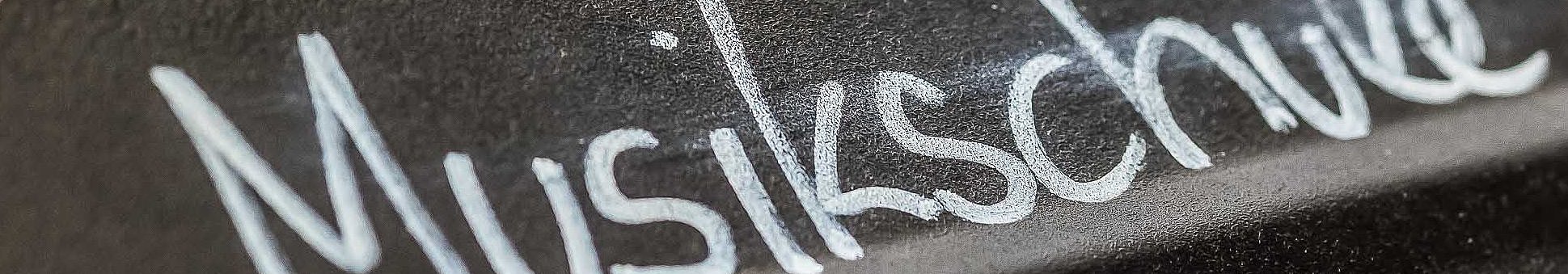 Schriftzug "Musikschule" auf einem Notenständer