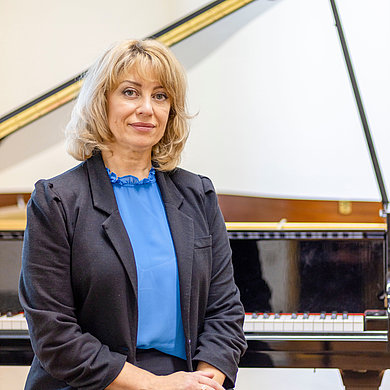 Pianistin sitzend am Flügel
