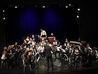 Das Schülerakkordeonorchester spielt auf der Bühne des Salzlandtheaters