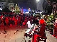 Gut besuchtes Konzert auf dem Weihnachtsmarkt.