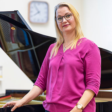 Pianistin stehend am Flügel