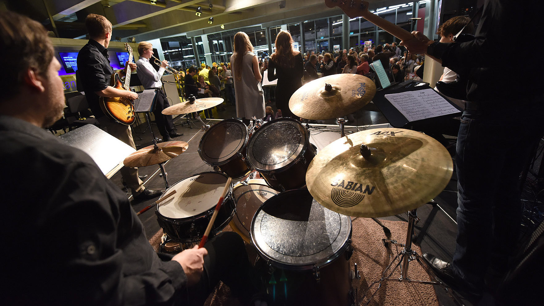 Grischka Brand am Drumset in der Lehrerband imm Brughof