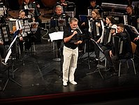 Moderator Michael Kothe führt durch das Konzertprogramm