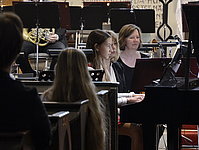 Junger Pianist bei der Mitwirkung im Gemeinschaftskonzert.